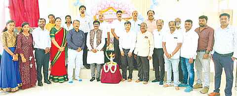 ತಿ.ನರಸೀಪುರ ತಾಲೂಕಿನ ತಲಕಾಡು ಪಟ್ಟಣದಲ್ಲಿರುವ ಸರ್ಕಾರಿ ಪ್ರಥಮ ದರ್ಜೆ ಕಾಲೇಜಿನಲ್ಲಿ ಶುಕ್ರವಾರ ಸಾಂಸ್ಕೃತಿಕ, ಕ್ರೀಡಾ, ರಾಷ್ಟ್ರೀಯ ಸೇವಾ ಯೋಜನೆ, ಯುವ ರೆಡ್ ಕ್ರಾಸ್, ರೇಂಜರ್ಸ್ ಹಾಗೂ ರೋವರ್ಸ್ ಘಟಕಗಳ ಉದ್ಘಾಟನಾ ಸಮಾರಂಭವನ್ನು ಆಯೋಜಿಸಲಾಗಿತ್ತು. ಪ್ರೊ.ನಂಜುಂಡಸ್ವಾಮಿ, ಅರುಣಕುಮಾರ್, ಡಾ.ಎಂ.ಮಹದೇವ ಪ್ರಭು, ಪ್ರಸನ್ನ, ನರಸಿಂಹ ಮಾದನಾಯಕ, ಆರ್.ಚಲುವರಾಜು ಇತರರು ಇದ್ದರು.