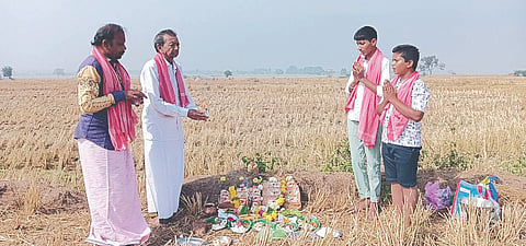 ಸಿರಿಗೇರಿಯಲ್ಲಿ ರೈತರು ಪಾಂಡವರನ್ನು ಪ್ರತಿಷ್ಠಾಪಿಸಿ ಪೂಜೆ ಸಲ್ಲಿಸಿ ಚರಗ ಚೆಲ್ಲಿದರು. 