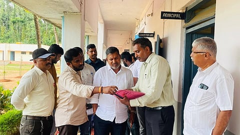 ಸಕಲೇಶಪುರದ ಸರ್ಕಾರಿ ಪ್ರಥಮ ದರ್ಜೆ ಕಾಲೇಜಿನಲ್ಲಿ ನಡೆದ ಕಾಲೇಜು ಅಭಿವೃದ್ಧಿ ಸಮಿತಿ ಸಭೆಯ ನಂತರ  ಶಾಸಕ ಸಿಮೆಂಟ್ ಮಂಜು ವ್ಯವಸ್ಥೆಗಳನ್ನು ಖುದ್ದಾಗಿ ಪರಿಶೀಲಿಸಿದರು. ಕಾಲೇಜು ಅಭಿವೃದ್ಧಿ ಸಮಿತಿ ಸದಸ್ಯರಾದ ಅಣ್ಣಪ್ಪಸ್ವಾಮಿ, ಮೋಹನ್ ಕುಮಾರ್, ಪ್ರದೀಪ್, ಸುದೀಶ್, ಕೌಶಿಕ್, ಪ್ರಾಂಶುಪಾಲೆ ಸಹನಾ ಸೇರಿದಂತೆ ಉಪನ್ಯಾಸಕರು ಉಪಸ್ಥಿತರಿದ್ದರು.