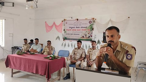 ಸೋಮವಾರಪೇಟೆ ತಾಲೂಕಿನ ಬಿಟಿಸಿಜಿ ಕಾಲೇಜಿನಲ್ಲಿ ನಡೆದ ಎನ್‌ಎಸ್‌ಎಸ್ ಶಿಬಿರದಲ್ಲಿ ಅಗ್ನಿ ಅವಗಡ ಜಾಗೃತಿ ಬಗ್ಗೆ ಅಗ್ನಿಶಾಮಕ ಮತ್ತು ತುರ್ತು ಸೇವೆಗಳ ಠಾಣಾಧಿಕಾರಿ ಎಚ್.ಎನ್.ಲಕ್ಷ್ಮೀಕುಮಾರ್ ಮಾತನಾಡಿದರು. ಹರ್ಷ, ಶಿವಮೂರ್ತಿ, ಹುಚ್ಚೇಗೌಡ, ನಾಗೇಶ್ ಇದ್ದರು.