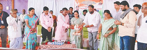ಉಪ್ಪಿನಬೆಟಗೇರಿ ಗ್ರಾಪಂ ಹಾಗೂ ಪಂಚ ಗ್ಯಾರಂಟಿ 'Guarantee' ಅನುಷ್ಠಾನ ಪ್ರಾಧಿಕಾರದಿಂದ ಸ್ಥಳೀಯ ಶ್ರೀಗುರು ವಿರೂಪಾಕ್ಷೇಶ್ವರ ಕಲ್ಯಾಣ ಮಂಟಪದಲ್ಲಿ ಸೋಮವಾರ ಏರ್ಪಡಿಸಿದ್ದ ಗ್ಯಾರಂಟಿ ಯೋಜನೆ ಶಿಬಿರವನ್ನು ಗ್ರಾಪಂ ಅಧ್ಯಕ್ಷ ಬಸೀರಅಹ್ಮದ್ ಮಾಳಗಿಮನಿ ಉದ್ಘಾಟಿಸಿದರು. ಶಿವಲೀಲಾ ಕುಲಕರ್ಣಿ, ಮಂಜುನಾಥ ಮಸೂತಿ, ಅರವಿಂದ ಏಗನಗೌಡರ ಇತರರಿದ್ದರು.