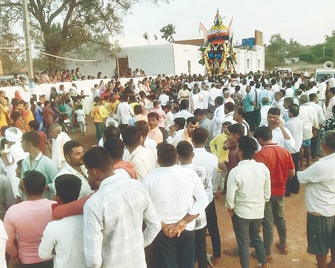 ಧಾರವಾಡ ತಾಲೂಕಿನ ಹೆಬ್ಬಳ್ಳಿಯ ಶಿವಾನಂದಮಠದ ವಾಸುದೇವ ಸ್ವಾಮೀಜಿ ಹಾಗೂ ಪುಣ್ಯಾರಾಧನೆ ಅಂಗವಾಗಿ ಸೋಮವಾರ ವಾಸುದೇವರ ರಥೋತ್ಸವ  Rathotsava ವಿಜೃಂಭಣೆಯಿಂದ ಜರುಗಿತು.