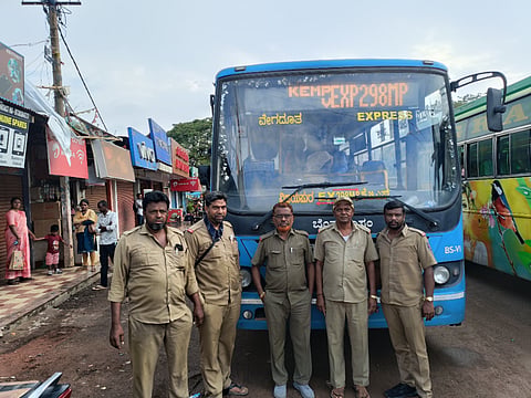 ವಿಜಯಪುರದಿಂದ ದೇವನಹಳ್ಳಿ, ಯಲಹಂಕ ಮಾರ್ಗವಾಗಿ ಬೆಂಗಳೂರಿನ ಮೆಜೆಸ್ಟಿಕ್​ಗೆ ಬಿಎಂಟಿಸಿ ವೇಗದೂತ ಬಸ್​ ಸಂಚಾರ ವೇಳೆ ಬಿಎಂಟಿಸಿ ಸಂಚಾರ ನಿಯಂತ್ರಕ ರಂಗಪ್ಪ ಹಾಗೂ ಸಂಸ್ಥೆ ಸಿಬ್ಬಂದಿ ಇದ್ದರು.