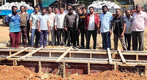 ವಿಜಯಪುರ ಪಟ್ಟಣದಲ್ಲಿ ರಸ್ತೆ ವಿಸ್ತರಣೆ ನೆಪದಲ್ಲಿ ಪುರಸಭೆ ಜಾಗ ಒತ್ತುವರಿ ಮಾಡುತ್ತಿರುವುದನ್ನು ವಿರೋಧಿಸಿ ನಾಗರಿಕರು ಪ್ರತಿಭಟನೆ ನಡೆಸಿದರು. ಅಂಗಡಿ ಮಾಲೀಕರಾದ ಮನೋಹರ್​, ಸುಹಾಸ್​, ಪುನೀತ್​,ರಮೇಶ್​, ಮನು, ಮುಖಂಡರಾದ ಮೋಹನ್​, ಸುಬ್ಬಣ್ಣ, ರಾಕೇಶ್​, ರಂಜಿತ್​ ಇತರರು ಇದ್ದರು. 