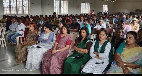 ಸರ್ಕಾರಿ ಪ್ರಥಮ ದರ್ಜೆ ಕಾಲೇಜಿನಲ್ಲಿ ನಡೆದ ಪಾಲಕರು, ಬೋಧಕರ ಸಭೆಯಲ್ಲಿ ಹಾಜರಿದ್ದ ಪಾಲಕರು.