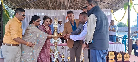 ವಿರಾಜಪೇಟೆ ತಾಲೂಕಿನ ಕಾಕೋಟುಪರಂಬು ಗ್ರಾಮದ ಕಾಕೋಟುಪರಂಬು ಕೈಲ್ ಮುಹೂರ್ತ ಸಂಘದ ವಜ್ರ ಮಹೋತ್ಸವ ಸಮಾರೋಪ ಸಮಾರಂಭ ಇತ್ತೀಚೆಗೆ ಜರುಗಿತು. ಛಾಯಾ ನಂಜಪ್ಪ , ರೋಷನ್ ಅಪ್ಪಚ್ಚು, ಸರೇಶ್, ರಶ್ಮಿ ದೇವಯ್ಯ, ಶ್ರೀನಿವಾಸ್ ಉಲ್ಲನ ಇತರರು ಇದ್ದರು. 