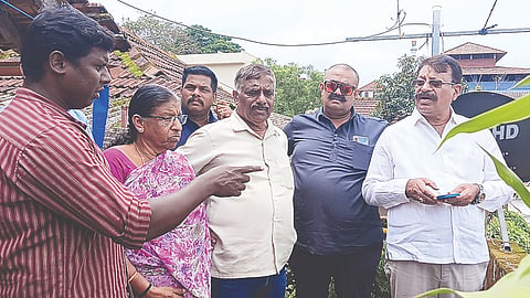 ಗೌರಿಕೆರೆ ಸಮೀಪ ಶಾಲಿನಿ ಎಂಬುವವರ ಮನೆಯ ತಡೆಗೋಡೆ ಕುಸಿತ ಪ್ರಕರಣಕ್ಕೆ ಸಂಬಂಧಿಸಿದಂತೆ ಸ್ಥಳಕ್ಕೆ ಭೇಟಿ ನೀಡಿದ ಎಂಎಲ್ಸಿ ಸುಜಾ ಕುಶಾಲಪ್ಪ ಫರಿಶೀಲನೆ ನಡೆಸಿದರು.