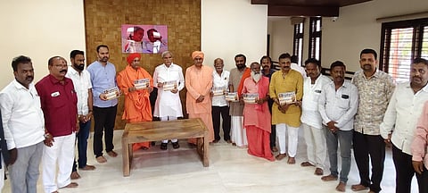 ಶಹಾಪುರದಲ್ಲಿ ಏ.29ರಂದು ನಡೆಯಲಿರುವ ಬಸವಾದಿ ಶರಣರ ಹಿಂದೂ ಬೃಹತ್​ ಸಮಾವೇಶಕ್ಕೆ ಆಗಮಿಸಬೇಕೆಂದು ಹಿಂದೂ ವೇದಿಕೆಯಿಂದ ಶನಿವಾರ ಸಚಿವ ಶರಣಬಸಪ್ಪ ದರ್ಶನಾಪುರ ಅವರಿಗೆ ಆಹ್ವಾನಿಸಲಾಯಿತು. ಸುಗೂರೇಶ್ವರ ಶಿವಾಚಾರ್ಯ, ಸಿದ್ದೇಶ್ವರ ಶಿವಾಚಾರ್ಯ, ವಿರುಪಾಯ್ಯ ಸ್ವಾಮೀಜಿ, ಸಿದ್ರಾಮೇಶ್ವರ ಸ್ವಾಮೀಜಿ, ಬಸವರಾಜ ಹೇರುಂಡಿ, ಮಲ್ಲಿಕಾರ್ಜುನ ಗಂಧದಮಠ, ಗುರು ಕಾಮಾ ಇತರರಿದ್ದರು.