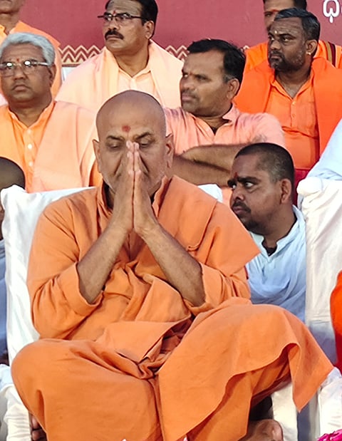 ಶಹಾಪುರದಲ್ಲಿ ಸೋಮವಾರ ಆಯೋಜಿಸಿದ್ದ ಬಸವಾದಿ ಶಿವಶರಣರ ಹಿಂದೂ ಸಮಾವೇಶದಲ್ಲಿ ಭಾಗವಹಿಸಿರುವ ಕನ್ಹೇರಿ ಶ್ರೀಗಳಿಗೆ ಕೈಮುಗಿದ ನಮಸ್ಕರಿಸುತ್ತಿರುವ ಜನಸ್ತೋಮ.