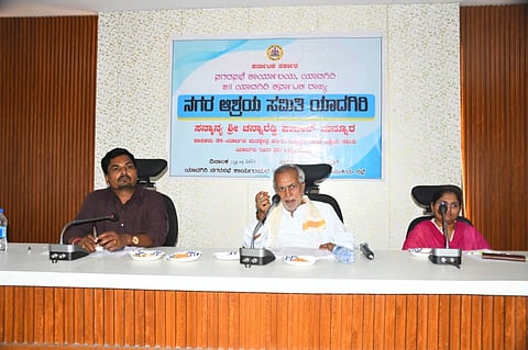 ಯಾದಗಿರಿ ನಗರಸಭೆಯಲ್ಲಿ ಕರೆದಿದ್ದ ಸಭೆಯಲ್ಲಿ ಶಾಸಕ ಚನ್ನಾರಡ್ಡಿ ಪಾಟೀಲ್​ ತುನ್ನೂರ ಮಾತನಾಡಿದರು. ಪೌರಾಯುಕ್ತ ಉಮೇಶ ಚವ್ಹಾಣ್​, ವ್ಯವಸ್ಥಾಪಕಿ ಅಶ್ವಿನಿ, ಸಮಿತಿ ಸದಸ್ಯೆ ಆರತಿ ಜಾಕಾ ಇತರರಿದ್ದರು.
