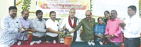 ಯಾದಗಿರಿ ನಗರದ ಸರ್ಕಾರಿ ಪದವಿ ಮಹಾವಿದ್ಯಾಲಯದಲ್ಲಿ ಶುಕ್ರವಾರ ಆಯೋಜಿಸಿದ್ದ ರಾಷ್ಟ್ರೀಯ ಸೇವಾ ಯೋಜನೆಯ ವಿಶೇಷ ಶಿಬಿರವನ್ನು ಶಾಸಕ ಚನ್ನಾರಡ್ಡಿ ಪಾಟೀಲ್ ತುನ್ನೂರ ಉದ್ಘಾಟಿಸಿದರು. ಪ್ರೊ.ಪಂಪಾಪತಿರೆಡ್ಡಿ, ಡಾ. ಜಯಶ್ರೀ ಬಿ. ಶೆಟ್ಟಿ, ಡಾ. ಬಿ.ಆರ್. ಕೇತನ್ಕರ್, ಎನ್‌ಎಸ್‌ಎಸ್ ಅಧಿಕಾರಿ ಡಾ.ಚಂದ್ರಶೇಖರ ಕೊಂಕಲ್ ಇತರರಿದ್ದರು.