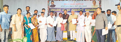 ಶಹಾಪುರದಲ್ಲಿ ಶನಿವಾರ ಆಯೋಜಿಸಿದ್ದ ತಾಲೂಕು ಮಟ್ಟದ ಪ್ರಜಾಸೇವಾ ಆಂದೋಲನ ಕಾರ್ಯಕ್ರಮದಲ್ಲಿ ಶಾಸಕ ಶರಣಬಸಪ್ಪ ದರ್ಶನಾಪುರ ಸಾರ್ವಜನಿಕರ ಅರ್ಜಿಗಳನ್ನು ಸ್ವೀಕರಿಸಿದರು. ಡಿಸಿ ರಾಹುಲ್ ಪಾಂಡ್ವೆ, ಎಡಿಸಿ ರಮೇಶ ಕೋಲಾರ ಇತರರಿದ್ದರು.