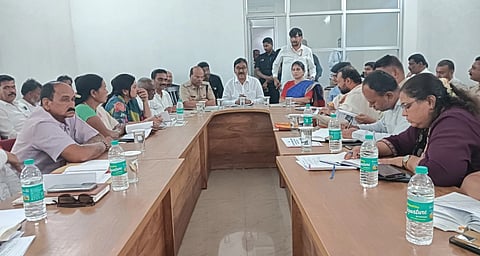 ಯಳಂದೂರು ತಾಲೂಕಿನ ಬಿಳಿಗಿರಿರಂಗನ ಬೆಟ್ಟದ ಅತಿಗಣ್ಯರ ಅತಿಥಿಗೃಹದಲ್ಲಿ ದೊಡ್ಡ ಜಾತ್ರೆಯ ಪೂರ್ವಭಾವಿ ಸಭೆಯಲ್ಲಿ ಶಾಸಕ ಎ.ಆರ್. ಕೃಷ್ಣಮೂರ್ತಿ ಮಾತನಾಡಿದರು. ಜಿಲ್ಲಾಧಿಕಾರಿ ಶ್ರೀರೂಪಾ ಸೇರಿದಂತೆ ಇತರರು ಇದ್ದರು.   
