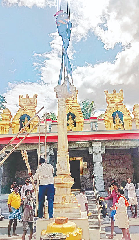 ಯಳಂದೂರು ಪಟ್ಟಣದ ಐತಿಹಾಸಿಕ ಭೂಲಕ್ಷ್ಮಿ ವರಾಹಸ್ವಾಮಿ ದೇಗುಲಕ್ಕೆ ಮಂಗಳವಾರ ಕ್ರೇನ್ ಮೂಲಕ ಕಲ್ಲಿನ ಗರುಡಗಂಬವನ್ನು ಅಳವಡಿಸುತ್ತಿರುವುದು.