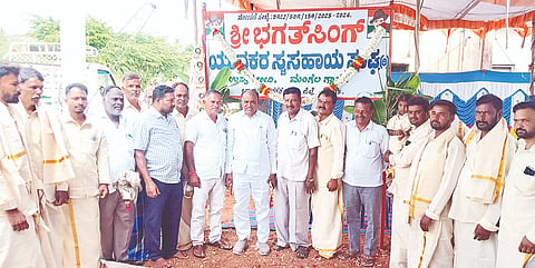 ಮಂಗಲ ಗ್ರಾಮದಲ್ಲಿ ಶ್ರೀ ಭಗತ್‌ಸಿಂಗ್ ಯುವಕರ ಸ್ವಸಹಾಯ ಸಂಘದ ನಾಮಫಲಕವನ್ನು ಸಿ.ಪುಟ್ಟರಂಗಶೆಟ್ಟಿ ಉದ್ಘಾಟಿಸಿದರು.  ಕೃಷ್ಣ, ಬಾಗಳಿ ರೇವಣ್ಣ ಇತರರಿದ್ದರು. 
