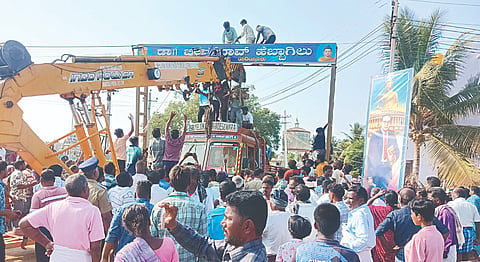 ಕಮಾನು ಅಳವಡಿಕೆಗೆ ತಡೆಯೊಡ್ಡಿದ ಪೊಲೀಸರೊಂದಿಗೆ ಗ್ರಾಮಸ್ಥರು ಮಾತಿನ ಚಕಮಕಿ ನಡೆಸಿದರು. ಇದರಿಂದ ಕೆಲಕಾಲ ಉದ್ವಗ್ನದ ಸ್ಥಿತಿ ಉಂಟಾಯಿತು. 
