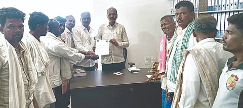  ಸಾಗುವಳಿ ಜಮೀನಿಗೆ ಪಟ್ಟಾ ನೀಡುವಂತೆ ಒತ್ತಾಯಿಸಿ ಹಗರಿಬೊಮ್ಮನಹಳ್ಳಿಯಲ್ಲಿ ಶಾಸಕ ಕೆ.ನೇಮಿರಾಜ್ ನಾಯ್ಕಗೆ ಕರ್ನಾಟಕ ಪ್ರಾಂತ ರೈತ ಸಂಘ ಹಾಗೂ ಸಿಐಟಿಯು ಪದಾಧಿಕಾರಿಗಳು ಮನವಿ ಸಲ್ಲಿಸಿದರು. 