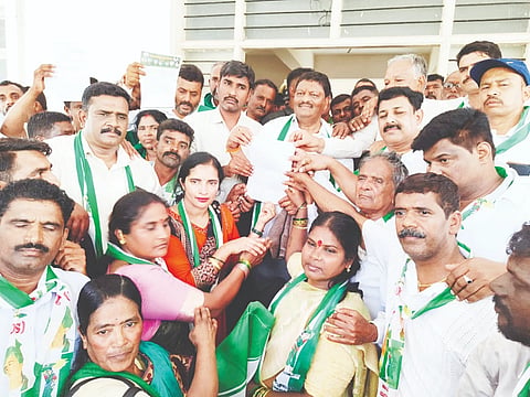 ಬರಪೀಡಿತ ತಾಲೂಕುಗಳ ಪಟ್ಟಿಗೆ ಪಿರಿಯಾಪಟ್ಟಣ ಸೇರ್ಪಡೆ ಮಾಡುವಂತೆ ಒತ್ತಾಯಿಸಿ ತಾಲೂಕು ಜೆಡಿಎಸ್ ಘಟಕದಿಂದ ಪ್ರತಿಭಟನೆ ನಡೆಸಿ ತಹಸೀಲ್ದಾರ್ ನಿಸರ್ಗಪ್ರಿಯಗೆ ಮನವಿ ಸಲ್ಲಿಸಲಾಯಿತು. ಮಾಜಿ ಶಾಸಕ ಕೆ.ಮಹದೇವ್, ಜೆಡಿಎಸ್ ತಾಲೂಕು ಘಟಕದ ಅಧ್ಯಕ್ಷ ಅಣ್ಣಯ್ಯ ಶೆಟ್ಟಿ, ಮಹಿಳಾ ಘಟಕದ ಅಧ್ಯಕ್ಷೆ ಸುನೀತಾ ಮಂಜುನಾಥ್, ಕಾನೂನು ಸಲಹೆಗಾರ ಜೆ.ಎಸ್.ನಾಗರಾಜ್ ಇತರರು ಇದ್ದರು.