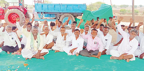  ಪಾಮನಕಲ್ಲೂರು ಹತ್ತಿರ ರಾಷ್ಟ್ರೀಯ ಹೆದ್ದಾರಿ 748 ಕಾಮಗಾರಿ ಸ್ಥಳದಲ್ಲಿ ರೈತರು ಧರಣಿ ನಡೆಸಿದರು. 
