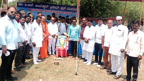 ಮಳಖೇಡದಲ್ಲಿ ಟೆನಿಸ್​ ಬಾಲ್​ ಕ್ರಿಕೆಟ್​ ಟೂರ್ನಿಗೆ ಹಾಪ್​ಕಾಮ್ಸ್​ ಮಾಜಿ ಅಧ್ಯಕ್ಷ ಬಸವರಾಜ ಪಾಟೀಲ್​ ಊಡಗಿ ಚಾಲನೆ ನೀಡಿದರು. ಮಹಾಂತಪ್ಪ ಸಂಗಾವಿ, ರಾಜಶೇಖರ ಪುರಾಣಿಕ, ಮಂಜುನಾಥ ಭಂಡಾರಿ, ಬಸವರಾಜ ಮಾಲಿಪಾಟೀಲ್​, ಭಗವಾನ ಬೋಚಿನ್​ ಇದ್ದರು.