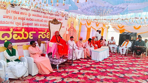 ಸುರಪುರ ತಾಲೂಕಿನ ರುಕ್ಮಾಪುರ ಗ್ರಾಮದಲ್ಲಿ ಭಾನುವಾರ ಹಮ್ಮಿಕೊಂಡ ಧರ್ಮಸಭೆಯಲ್ಲಿ ಶ್ರೀಶೈಲ ಜಗದ್ಗುರು ಪಂಡಿತಾರಾಧ್ಯ ಡಾ.ಚನ್ನಸಿದ್ಧರಾಮ ಶಿವಾಚಾರ್ಯರು ಆಶೀರ್ವಚನ ನೀಡಿದರು. ಶಾಸಕ ರಾಜಾ ವೇಣುಗೋಪಾಲ ನಾಯಕ, ಶ್ರೀ ಗುರುಶಾಂತಮೂರ್ತಿ ಶಿವಾಚಾರ್ಯ, ಶ್ರೀ ಚನ್ನಮಲ್ಲಿಕಾರ್ಜುನ ಶಿವಾಚಾರ್ಯ, ಶ್ರೀ ಪ್ರಭುಲಿಂಗ ಸ್ವಾಮೀಜಿ, ಶ್ರೀ ವೃಷಭೇಂದ್ರ ಅಪ್ಪ ಇತರರಿದ್ದರು.