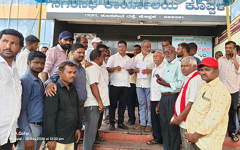 ಕೊಪ್ಪಳ ರಾಜಕಾಲುವೆ ಒತ್ತುವರಿ ತೆರವುಗೊಳಿಸುವಂತಡ ಆಗ್ರಹಿಸಿ ಜನಪರ ಸಂಘಟನೆಗಳ ಒಕ್ಕೂಟದ ನೇತೃತ್ವದಲ್ಲಿ ನಗರಸಭೆಯ ಪ್ರಭಾರಿ ಪೌರಾಯುಕ್ತ ಮಂಜುನಾಥ ಗುಂಡೂರ್​ಗೆ ಮನವಿ ಸಲ್ಲಿಸಲಾಯಿತು. ಸಂಘಟನೆಗಳ ಮುಖಂಡರಾದ ಎಸ್​.ಎ. ಗಫಾರ್​, ಬಸವರಾಜ್​ ಶೀಲವಂತರ್​, ತುಕಾರಾಮ್​ ಪಾತ್ರೋಟಿ, ಮುದುಕಪ್ಪ ಹೊಸಮನಿ, ರಾಮಣ್ಣ ಕಂದಾರಿ, ತುಕಾರಾಮ್​ ಪಾತ್ರೋಟಿ, ಮುದುಕಪ್ಪ ಹೊಸಮನಿ, ಡಾ: ಬಿ. ಜ್ಞಾನ ಸುಂದರ ಇದ್ದರು.