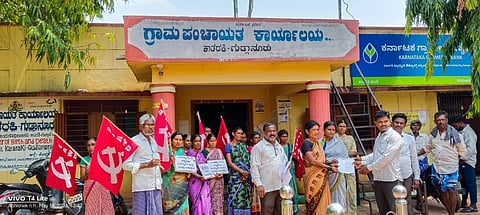ವಿಕಸಿತ ಭಾರತ್​ ರೋಜ್​ಗಾರ್​ ಮತ್ತು ಗ್ರಾಮೀಣ ಖಾತರಿ ಯೋಜನೆ ಜಾರಿ ಖಂಡಿಸಿ ಕರ್ನಾಟಕ ಕೃಷಿ ಕೂಲಿಕಾರರ ಹಾಗೂ ಗ್ರಾಮೀಣ ಕಾರ್ಮಿಕರ ಸಂಘದಿಂದ ಕಾತರಕಿ-&ಗುಡ್ಲಾನೂರು ಗ್ರಾಂಪಂ ಪಿಡಿಒಗೆ ಮೂಲಕ ಕೇಂದ್ರ ಸರ್ಕಾರಕ್ಕೆ ಮನವಿ ಸಲ್ಲಿಸಲಾಯಿತು.  ಸುಂಕಪ್ಪ ಗದಗ, ಪದಾಧಿಕಾರಿಗಳಾದ ಖಾಲೆಸಾಬ ಕರಡಿ, ಮಮತಾಜ ಬೇಗಂ, ಯಲ್ಲಪ್ಪ ಸಂಗಟಿ, ಫಕೀರಮ್ಮ ಮಿರಗನತಂಡಿ, ರೇಣುಕಮ್ಮ ಇಡಿಗಲ್​, ಬಂದಮ್ಮ ಹಕಾರಿ ಇದ್ದರು.