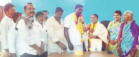 ಸಿದ್ದಾಪುರ ಗ್ರಾಪಂ ಕಚೇರಿಯಲ್ಲಿ ಅಧ್ಯಕ್ಷೆ ಶಿವಗಂಗಾ ಪಂಪಾಪತಿ ಅವರು ಸದಸ್ಯರು ಹಾಗೂ ಸಿಬ್ಬಂದಿ ಜತೆ ವಿವಾಹ ವಾರ್ಷಿಕೋತ್ಸವ ಆಚರಿಸಿಕೊಂಡಿರುವುದು.