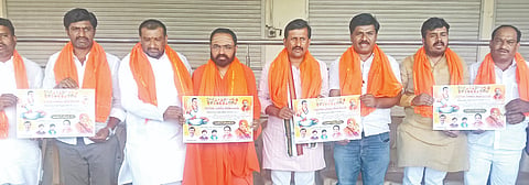ಆಳಂದನಲ್ಲಿ ಹಮ್ಮಿಕೊಂಡಿದ್ದ ಕಾರ್ಯಕ್ರಮದಲ್ಲಿ ತಾಲೂಕು ಮಟ್ಟದ ಬಸವ ಜಯಂತಿ ಪೋಸ್ಟರ್​ ಬಿಡುಗಡೆ ಮಾಡಲಾಯಿತು. ಶ್ರೀ ಸಿದ್ಧೇಶ್ವರ ಶಿವಾಚಾರ್ಯ, ಆನಂದ ಪಾಟೀಲ್​, ಸೋಮಶೇಖರ ಮೂಲಗೆ, ನಾಗರಾಜ ಶೇಗಜಿ ಇತರರಿದ್ದರು.