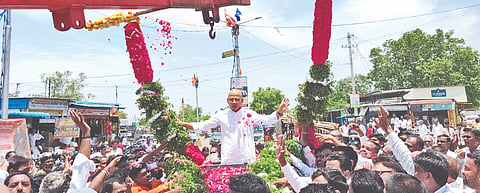 ಚಿಂಚೋಳಿ ತಾಲೂಕಿನ ಸುಲೇಪೇಟದಲ್ಲಿ ಸಚಿವ ಡಾ.ಶರಣಪ್ರಕಾಶ ಪಾಟೀಲ್​ ಅವರಿಗೆ ಕಾಂಗ್ರೆಸ್​ ಕಾರ್ಯಕರ್ತರು ಬೃಹತ್​ ಹೂ ಮಾಲೆ ಹಾಕಿ ಸಂಭ್ರಮದಿಂದ ಸ್ವಾಗತಿಸಿದರು. 