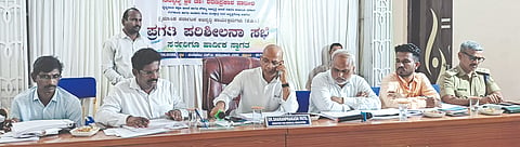 ಸುಲೇಪೇಟದಲ್ಲಿ ಹಮ್ಮಿಕೊಂಡಿದ್ದ ಪ್ರಗತಿ ಪರಿಶೀಲನೆ ಸಭೆಯಲ್ಲಿ ವೈದ್ಯಕಿಯ ಶಿಣ ಸಚಿವ ಡಾ. ಶರಣಪ್ರಕಾಶ ಪಾಟೀಲ್​ ಮಾತನಾಡಿದರು. ಸಮದ್​ ಪಟೇಲ್​, ಪ್ರಭುರೆಡ್ಡಿ, ಸುಬ್ಬಣ್ಣ ಜಮಖಂಡಿ, ಸಂಗಮನಾಥ ಹಿರೇಮಠ, ಸಂತೋಷಕುಮಾರ ಚವ್ಹಾಣ ಇದ್ದರು.