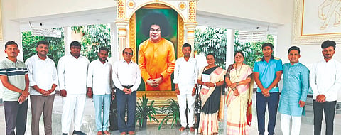 ಕಮಲಾಪುರ ತಾಲೂಕಿನ ನವನಿಹಾಳದಲ್ಲಿರುವ ಶ್ರೀ ಸತ್ಯಸಾಯಿ ವಿದ್ಯಾನಿಕೇತನ ಗುರುಕುಲಕ್ಕೆ ವಿಧಾನ ಪರಿಷತ್​ ಸದಸ್ಯೆ ಉಮಾಶ್ರೀ ಭೇಟಿ ನೀಡಿದರು. ಉಪ ಕುಲಪತಿ ಪ್ರೊ.ಶ್ರೀಕಂಠಮೂರ್ತಿ, ಪಾರ್ಥಸಾರಥಿ, ಸಾಯಿಪ್ರಸಾದ, ಸಿದ್ದರಾಜ, ರಮೇಶ, ವಿಕಾಸ ರೆಡ್​ ಇದ್ದರು.