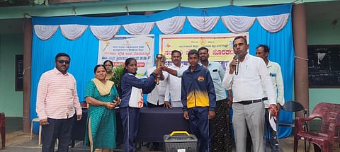 ತಾಲೂಕಿನ ಹೊರತಟ್ನಾಳನಲ್ಲಿ ಕ್ರೀಡಾ ಜ್ಯೋತಿ ತರುವ ಮೂಲಕ ಕ್ರೀಡಾಕೂಟಕ್ಕೆ ಚಾಲನೆ ನೀಡಲಾಯಿತು. ಮುಖ್ಯ ಶಿಕ್ಷಕ ಬಸನಗೌಡ ಮರೆಗೌಡ, ಎಸ್​ಡಿಎಂಸಿ ಅಧ್ಯಕ್ಷ ಹನುಮಂತಪ್ಪ ಕುಟುಂಬನಹಳ್ಳಿ, ದೈಹಿಕ ಶಿಕ್ಷಣ ಶಿಕ್ಷಕ ಬಸವರಾಜ ಇದ್ದರು.