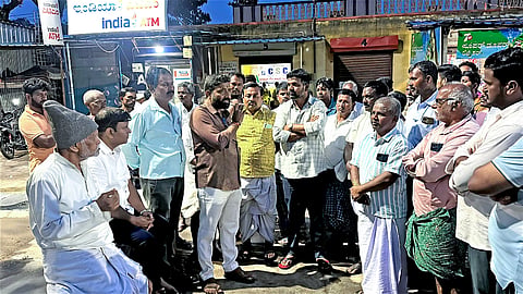 ತಾಲೂಕಿನ ಮುನಿರಾಬಾದ್​ದಲ್ಲಿ ಕಾಲುವೆಗೆ ನೀರು ಬಿಡುಗಡೆಗೆ ಮಾಡದಿದ್ದರೆ ಮುನಿರಾಬಾದ್​ ಡ್ಯಾಮ್​ ಎದುರು ರೈತರ ಪ್ರತಿಭಟನೆ ಮಾಡುವುದಾಗಿ ಸಭೆ ಮಾಡಿದರು. ರೈತರಾದ ಕಾಶಯ್ಯ ಹರ್ಲಾಪುರ, ಪ್ರಭುರಾಜ್​ ಪಾಟೀಲ್​, ಖಾಜಾಸಾಬ ಹೊಸಳ್ಳಿ, ಮಹೇಶ್ವರಗೌಡ, ಹನುಮಂತಪ್ಪ ಬಿಂಗಿ, ಹರಿಕೃಷ್ಣ, ದೇವರಾಜ್​ ಪಾಟೀಲ್​, ಶರಣಬಸಪ್ಪ ಆನೆಗೊಂದಿ, ಪ್ರದಿಪ ಹಿಟ್ನಾಳ್​, ಬೀರಪ್ಪ ಶಿವಪುರ ಇದ್ದರು.