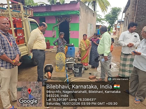 ತಾಲೂಕಿನ ನಾಗೇಶನಹಳ್ಳಿಗೆ ನೀರಿನ ಪೂರೈಕೆ ಮಾಡಿ ನಲ್ಲಿಯಲ್ಲಿ ನೀರು ಬರುತ್ತಿರುವುದನ್ನು ವಿಸಿದ ತಾಪಂ ಇಒ ದುಂಡಪ್ಪ ತುರಾದಿ.