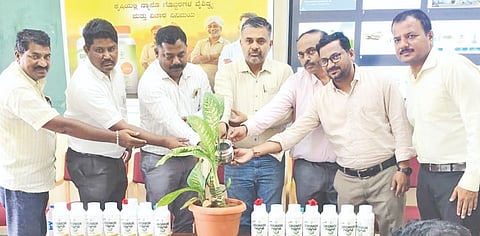 ಕವಡಿಮಟ್ಟಿಯಲ್ಲಿ ಭಾನುವಾರ ಏರ್ಪಡಿಸಿದ್ದ ಕÊಷಿಯಲ್ಲಿ ಆಧುನಿಕ ತಂತ್ರಜ್ಞಾನ ಹಾಗೂ ನ್ಯಾನೋ ಗೊಬ್ಬರ ಬಳಕೆ ಕುರಿತ ವಿಚಾರ ಸಂಕಿರಣವನ್ನು ಕೆವಿಕೆ ಮುಖ್ಯಸ್ಥ ಡಾ.ಜೆ.ಪಿ.ನಾರಾಯಣ ಉದ್ಘಾಟಿಸಿದರು. ವಂಶಿಧರ ರೆಡ್ಡಿ, ರಾಮನಗೌಡ ಪಾಟೀಲ್, ಪ್ರಶಾಂತ, ಡಾ.ರಾಮಣ್ಣ ಇತರರಿದ್ದರು.