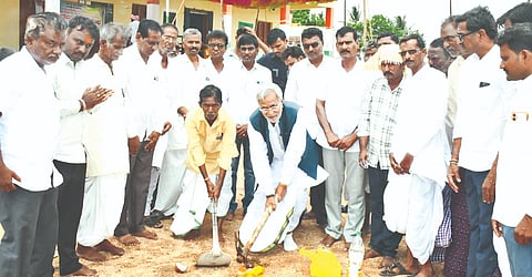 ವಡಗೇರಾ ತಾಲೂಕಿನ ಅನವಾರದಲ್ಲಿ ಕೆಕೆಆರ್‌ಡಿಬಿ ಅನುದಾನದಡಿ ಶಾಲಾ ಕೊಠಡಿ ಮತ್ತು ಸುತ್ತುಗೋಡೆ ನಿರ್ಮಾಣ ಕಾಮಗಾರಿಗೆ ಶಾಸಕ ಚನ್ನಾರಡ್ಡಿ ಪಾಟೀಲ್ ತುನ್ನೂರ ಭಾನುವಾರ ಗುದ್ದಲಿಪೂಜೆ ನೆರವೇರಿಸಿದರು. ಮರೆಪ್ಪ ಬಿಳ್ಹಾರ, ಮೈನೋದ್ದಿನ್ ಮಿರ್ಚಿ, ಮಂಜುನಾಥ ಇತರರಿದ್ದರು.