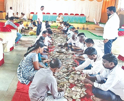 ಕಾಳಗಿ ತಾಲೂಕಿನ ಕೋರವಾರದ ಶ್ರೀ ಅಣಿವೀರಭದ್ರೇಶ್ವರ ದೇವಸ್ಥಾನದಲ್ಲಿ ಹುಂಡಿ ಎಣಿಕೆ ಕಾರ್ಯ ಬುಧವಾರ ನಡೆಯಿತು.