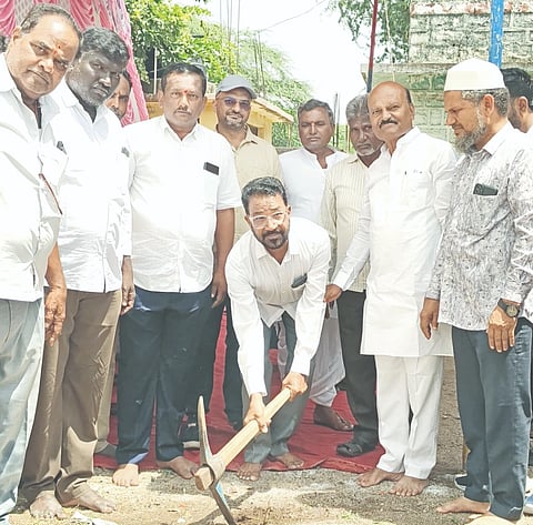 ಮಳಖೇಡದ ಕೃಷಿ ಉತ್ಪನ್ನ ಉಪ ಮಾರುಕಟ್ಟೆ ಪ್ರಾಂಗಣದಲ್ಲಿ ಜಾನುವಾರುಗಳ ಶೆಡ್​ ನಿರ್ಮಾಣ ಕಾಮಗಾರಿಗೆ ಕೆಡಿಪಿ ಸದಸ್ಯ ಅಲಿಆಗಾ ಜಾಗಿರದಾರ ಚಾಲನೆ ನೀಡಿದರು. ಬಸವರಾಜ ಪಾಟೀಲ್​, ರಾಜಶೇಖರ ಪುರಾಣಿಕ, ದಿನೇಶ ಸಣ್ಣೂರ, ನಾಗರಾಜ ನಂದೂರ ಇತರರಿದ್ದರು. 