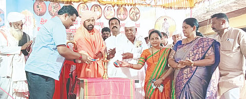 ಮಾಡಿಯಾಳದಲ್ಲಿ ಹಮ್ಮಿಕೊಂಡಿದ್ದ ಕ್ರಾಂತಿವೀರ ಸಂಗೊಳ್ಳಿ ರಾಯಣ್ಣ ಜಯಂತಿಯನ್ನು ಶ್ರೀ ಡಾ.ಚನ್ನಮಲ್ಲ ಶಿವಾಚಾರ್ಯರು ಉದ್ಘಾಟಿಸಿದರು. ಶ್ರೀ ಮರಳಸಿದ್ಧ ಸ್ವಾಮೀಜಿ, ಶಿಲ್ಪಾ ಕುದುರಗೊಂಡ, ಸಿದ್ದರಾಮ ಪ್ಯಾಟಿ ಇತರರಿದ್ದರು.