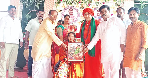 ಪಿಯುಸಿ ಕಲಾ ವಿಭಾಗದಲ್ಲಿ ರಾಜ್ಯಕ್ಕೆ ಪ್ರಥಮ ಸ್ಥಾನ ಪಡೆದ ವಿದ್ಯಾರ್ಥಿ ಸೃಷ್ಟಿ ಪಾಟೀಲಗೆ ಆಳಂದದಲ್ಲಿ ಸೋಮವಾರ ನಡೆದ ಕಾರ್ಯಕ್ರಮದಲ್ಲಿ ರುದ್ರಾಕ್ಷಿ ಮಾಲೆ ಹಾಕಿ ಶ್ರೀ ಬಸವಜಯ ಮೃತ್ಯುಂಜಯ ಸ್ವಾಮೀಜಿ ಸನ್ಮಾನ ಮಾಡಿದರು. ಸೋಮಶೇಖರ ಮುಲಗೆ, ಅಪ್ಪುಗೌಡ ಪಾಟೀಲ, ಮಲ್ಲಿಕಾರ್ಜುನ ಪಾಟೀಲ ಇತರರಿದ್ದರು.