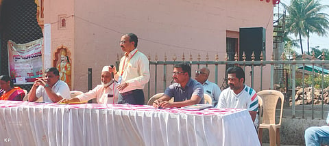 ದಡ್ಡಿ ಗ್ರಾಮದಲ್ಲಿ ನಡೆದ ಗ್ರಾಮಸಭೆಯಲ್ಲಿ ಪಿಡಿಒ ಮಾರುತಿ ಕಾಂಬಳೆ ಮಾತನಾಡಿದರು. ಲಕ್ಷ್ಮೀ ನಾಯಿಕ, ಉಪಾಧ್ಯಕ್ಷೆ ಸೀಮಾ ಗಡಕರಿ, ಸದಸ್ಯರಾದ ನಾರಾಯಣ ರೇಡಕರ ಇತರರಿದ್ದರು.