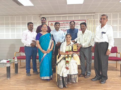 ಚಿಕ್ಕೋಡಿ ಪಟ್ಟಣದ ಬಸವ ಪ್ರಭು ಕೋರೆ  ಕಲಾ, ವಿಜ್ಞಾನ ಮತ್ತು ವಾಣಿಜ್ಯ ಪದವಿ ಮಹಾವಿದ್ಯಾಲಯದಲ್ಲಿ ಹಮ್ಮಿಕೊಂಡಿದ್ದ ಕ್ರೀಡಾ ಮತ್ತು ಸಾಂಸ್ಕೃತಿಕ ಚಟುವಟಿಕೆಗಳ ಸಮಾರೋಪದಲ್ಲಿ ಆರ್‌ಸಿಯು ಚಿನ್ನದ ಪದಕ ವಿಜೇತ ವಿದ್ಯಾರ್ಥಿನಿ ಯಶೋಧಾ ಕಂಬಾರ ಅವರನ್ನು ಸನ್ಮಾನಿಸಲಾಯಿತು. ಡಾ.ಸೋಮಶೇಖರ ವಾಲಿ, ಡಾ.ಬಿ.ಜಿ.ಕುಲಕರ್ಣಿ, ಪ್ರೊ.ಸುಧೀರ ಕೋಠಿವಾಲೆ ಇತರರಿದ್ದರು. 