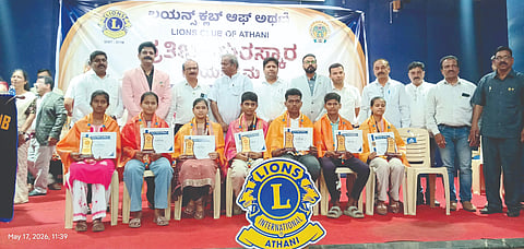 ಅಥಣಿ ಕೆಎಲ್‌ಇ ಸಂಸ್ಥೆ ಖೋತ ಸಭಾಂಗಣದಲ್ಲಿ ಎಸ್ಸೆಸ್ಸೆಲ್ಸಿ ಪರೀಕ್ಷೆಯಲ್ಲಿ ಹೆಚ್ಚು ಅಂಕ ಪಡೆದ ವಿದ್ಯಾರ್ಥಿಗಳನ್ನು ಸನ್ಮಾನಿಸಲಾಯಿತು. ಬಾಳಾಸಾಹೇಬ ಲೋಕಾಪುರೆ, ರಮೇಶ ಬುಲಬುಲೆ, ಆನಂದ ಟೊನಪಿ, ಅಶೋಕ ಹೊಸೂರ, ಭಾರತಿ ಕೋರೆ ಇತರರಿದ್ದರು.
