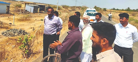 ಕೊಕಟನೂರ ಸರ್ಕಾರಿ ಗಾಯರಾಣ ಜಾಗವನ್ನು ತಹಸೀಲ್ದಾರ್ ಸಿದ್ದರಾಯ ಭೋಸಗಿ ಪರಿಶೀಲಿಸಿದರು. ಶಿವಾನಂದ ಕೊಲ್ಲಾಪುರ, ಸಂಜೀವ ರಾಠೋಡ ಇತರರಿದ್ದರು.