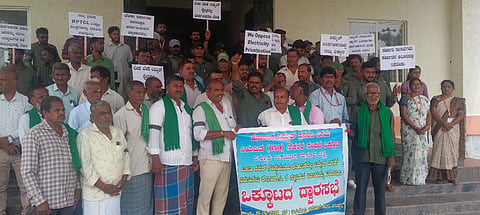 ಸರ್ಕಾರ ವಿದ್ಯುತ್ ಖಾಸಗೀಕರಣಗೊಳಿಸುವುದನ್ನು ವಿರೋಧಿಸಿ ಬನ್ನೂರಿನ ಸೆಸ್ಕ್ ಕಚೇರಿಯ ಮುಂಭಾಗ  ಕರ್ನಾಟಕ ವಿದ್ಯುತ್ ಪ್ರಸರಣ ನಿಗಮ ನಿಯಮಿತದ ನೌಕರರ ಒಕ್ಕೂಟದ ವತಿಯಿಂದ ಕಪ್ಪುಪಟ್ಟಿ ಧರಿಸಿ ಸಾಂಕೇತಿಕ ಪ್ರತಿಭಟನೆ ಜರುಗಿತು. ಅಧ್ಯಕ್ಷ ಶ್ರೀನಿವಾಸ್, ಎಇಇ ಹರ್ಷನ್, ಎಇ ಸಂದೇಶ್‌ಗೌಡ, ಜೆಇ ಯೋಗೇಶ್, ಎಇ ಧನುಷ್, ಕಾರ್ಯದರ್ಶಿ ಧನ್‌ರಾಜ್, ನಾರಾಯಣ್ ಸೇರಿದಂತೆ ಪ್ರಮುಖರು ಇದ್ದರು.