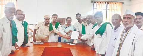 ಬಸವಕಲ್ಯಾಣ: ಬಿತ್ತನೆಗೂ ಮುನ್ನ ರೈತರಿಗೆ ಬೀಜ, ಗೊಬ್ಬರ ವಿತರಣೆಗೆ ಕ್ರಮಕೈಗೊಳ್ಳಬೇಕೆಂದು ಆಗ್ರಹಿಸಿ ಅಖಿಲ ಭಾರತ ಕಿಸಾನ್​ ಸಭಾ, ಕರ್ನಾಟಕ ರಾಜ್ಯ ರೈತ ಸಂ ಹಾಗೂ ಸಂಯುಕ್ತ ಕಿಸಾನ್​ ಮೋರ್ಚಾ ತಾಲೂಕು ಟಕಗಳಿಂದ ಬಸವಕಲ್ಯಾಣದಲ್ಲಿ ಗ್ರೇಡ್​-2 ತಹಸೀಲ್ದಾರ್​ ಮಾವತಿ ರಾಠೋಡ್​ ಅವರಿಗೆ ಸಲ್ಲಿಸಲಾಯಿತು. ಸೂರ್ಯಕಾಂತ ಮದಕಟ್ಟಿ,  ಕಾಶೀನಾಥ ಬಿರಾದಾರ,  ಕೆ.ಎಸ್​.ಖಾನಸಾಬ್​, ಕಲ್ಲಪ್ಪ ಗುಂಗೆ, ಖಾಸಿಂ ಅಲಿಸಾಬ್​ ಇತರರಿದ್ದರು