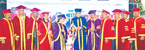 ಬಸವಕಲ್ಯಾಣ ಇಂಜಿನಿಯರಿಂಗ್​ ಕಾಲೇಜಿನಲ್ಲಿ ಶನಿವಾರ ಆಯೋಜಿಸಿದ್ದ ಪದವಿ ಪ್ರದಾನ ಸಮಾರಂಭವನ್ನು ಬಿಕೆಇಸಿ ಅಧ್ಯಕ್ಷ ದಿಲೀಪಕುಮಾರ ತಾಳಂಪಳ್ಳಿ ಉದ್ಘಾಟಿಸಿದರು. ಡಾ. ಸುಷ್ಮಾ ಎಚ್​, ಡಾ.ಅಶೋಕಕುಮಾರ ವಣಗೇರಿ, ಡಾ.ಅರುಣಕುಮಾರ ಯಲಾಲ, ಪ್ರೇಮಸಾಗರ ಪಾಟೀಲ, ಸುವರ್ಣಲತಾ, ಡಾ.ಸಂಜೀವಕುಮಾರ ಜಲ್ದೆ, ಡಾ.ಅನೀಲ ಪಾಟೀಲ, ರಾಹುಲ ರೆಡ್ಡಿ, ವಿದ್ಯಾಸಾಗರ ಮೂಲಗೆ, ಗುರುರಾಜ ಪಟವಾರಿ ಇದ್ದರು. 