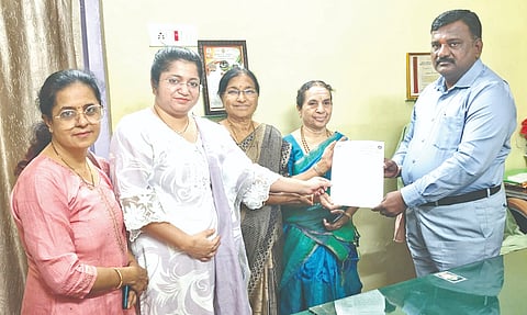 ಪ್ರಸೂತಿ ಮತ್ತು ಸಿರೋಗ ತರ ಸೂಸೈಟಿಗೆ ನಿವೇಶನ ಮಂಜೂರು ಮಾಡಲು ಆಗ್ರಹಿಸಿ ಬಸವಕಲ್ಯಾಣದಲ್ಲಿ ಪೌರಾಯುಕ್ತ ರಾಜು ಬಣಕಾರ ಅವರಿಗೆ ಸೂಸೈಟಿ ಪದಾಧಿಕಾರಿಗಳ ನಿಯೋಗ ಮನವಿ ಪತ್ರ ಸಲ್ಲಿಸಿತು.. ಬಿಕೆಒಜಿಎಸ್​ ತಾಲೂಕು ಅಧ್ಯೆ ಡಾ.ಶಾಂತಾ ದುರ್ಗೆ, ಕಾರ್ಯದರ್ಶಿ ಡಾ.ಪ್ರಿಯಾಂಕಾ ವರವಟ್ಟೆ,  ಡಾ.ಸುಶೀಲಾ ಹೊಳಕುಂದೆ, ಡಾ.ಜ್ಯೋತಿಲ್ಮ ಹಂಚಾಟೆ ಇದ್ದರು.
