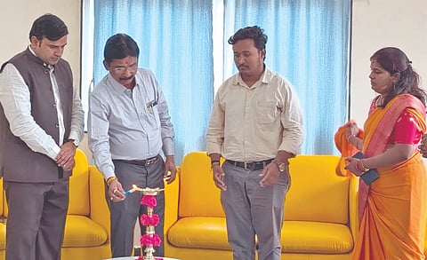 ಬಸವಕಲ್ಯಾಣದ ಮಾರುತಿ ಇಂಟರ್​ನ್ಯಾಷನಲ್​ ಸ್ಕೂಲ್​ನಲ್ಲಿ ವಿದ್ಯಾರ್ಥಿ ಪರಿಷತ್​ ಚುನಾವಣೆ ನಿಮಿತ್ತ ಶನಿವಾರ ಆಯೋಜಿಸಿದ್ದ  ವಿಶೇಷ ಕಾರ್ಯಕ್ರಮವನ್ನು  ಎಇಇ ರಮೇಶ ಪಾಟೀಲ್​ ಉದ್ಘಾಟಿಸಿದರು. ಸ್ಕೂಲ್​ ವ್ಯವಸ್ಥಾಪಕಿ ಗೀತಾ, ಆಕಾಶ, ಪ್ರಾಚಾರ್ಯ ಮಹೇಶ ಬಾಂಗರ, ಆಡಳಿತ ಅಧಿಕಾರಿ ಶೋಭಾದೇವಿ ಇದ್ದರು.
